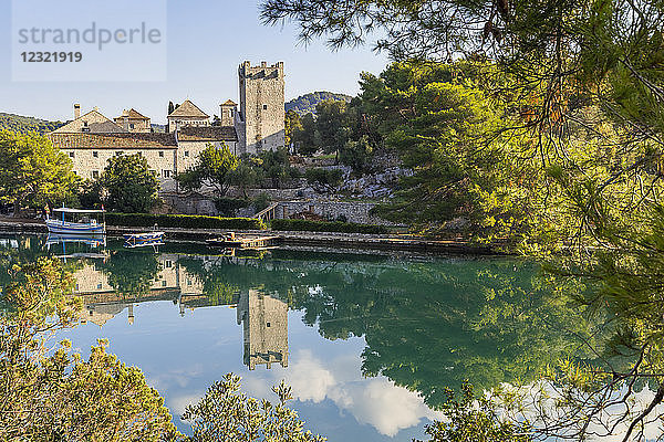 Kloster der Heiligen Maria am Veliko Jezero (Großer See) auf der Insel Mljet  Kroatien  Europa