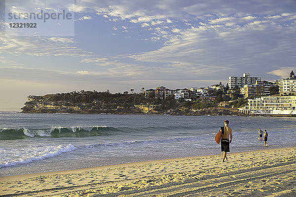 Surfer am Bondi Beach  Sydney  New South Wales  Australien  Pazifik