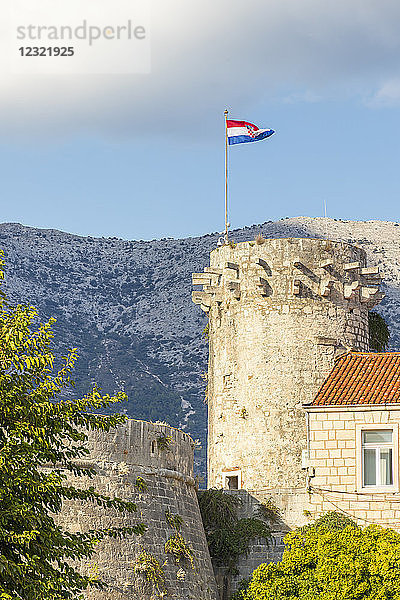 Ein Wachturm in der Altstadt von Korcula Stadt  Kroatien  Europa