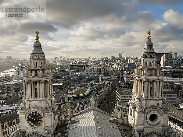 St. Pauls Cathedral Zwillingstürme Rahmen Stadtbild  London  England  Vereinigtes Königreich  Europa