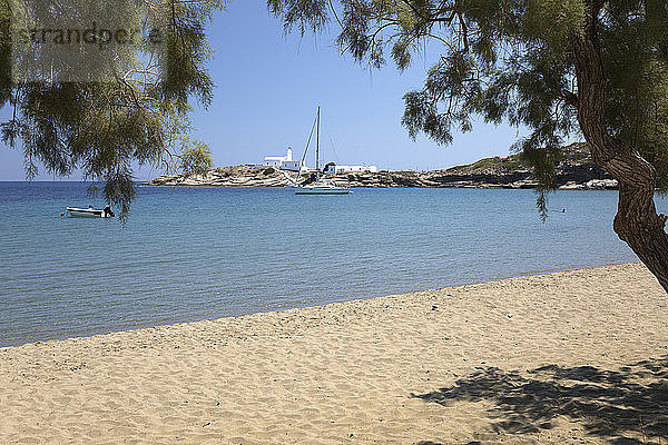 Blick über den Strand von Apokofto  Chrisopigi  Sifnos  Kykladen  Ägäisches Meer  Griechische Inseln  Griechenland  Europa