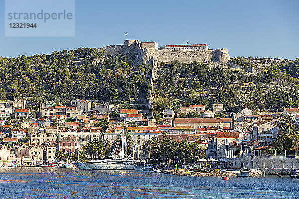 Blick über die Altstadt von Hvar Stadt und die Spanische Festung  Hvar  Kroatien  Europa