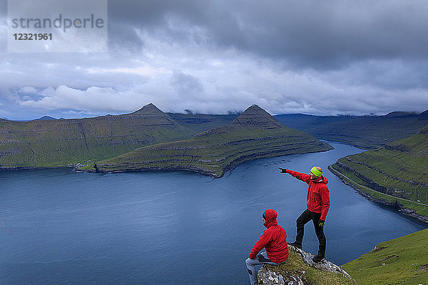 Wanderer  Funningur Fjord  Insel Eysturoy  Färöer Inseln  Dänemark  Europa