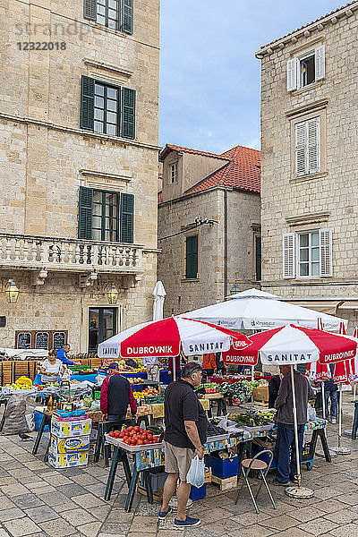 Lokaler Markt auf einem kleinen Platz in der Altstadt von Dubrovnik  Kroatien  Europa