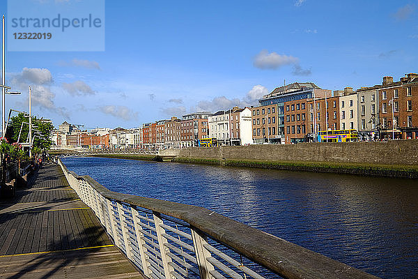 Der Fluss Liffey fließt durch das Zentrum von Dublin  Republik Irland  Europa