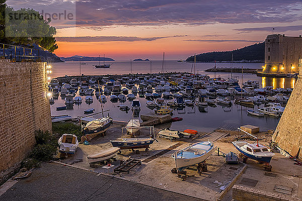 Der alte Hafen bei Sonnenaufgang  Dubrovnik  Kroatien  Europa