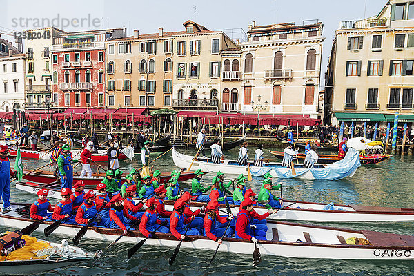 Karneval von Venedig  Umzug am Eröffnungstag auf dem Canal Grande  Venedig  UNESCO-Weltkulturerbe  Venetien  Italien  Europa
