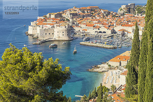 Blick aus der Vogelperspektive auf die Altstadt von Dubrovnik und den Strand Banje  Dubrovnik  Kroatien  Europa