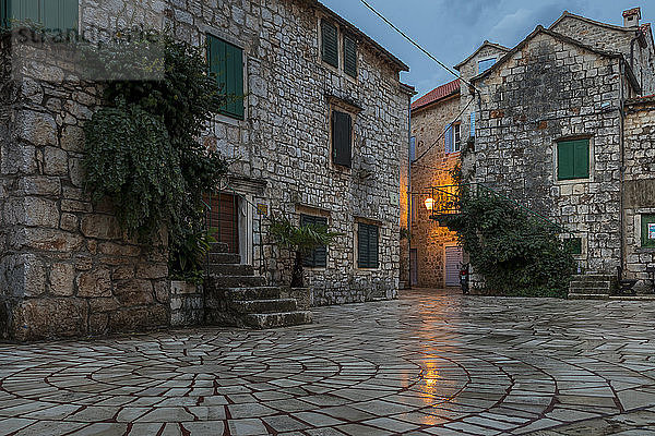Kleiner Platz in der Altstadt von Stari Grad auf der Insel Hvar bei Sonnenaufgang  Hvar  Kroatien  Europa