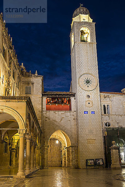 Der Uhrenturm am Stradun in der Altstadt von Dubrovnik bei Sonnenaufgang  Dubrovnik  Kroatien  Europa