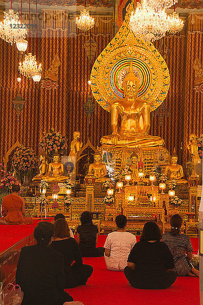 Gläubige des buddhistischen Tempels Wat Chana Songkhram  Bangkok  Thailand  Südostasien  Asien