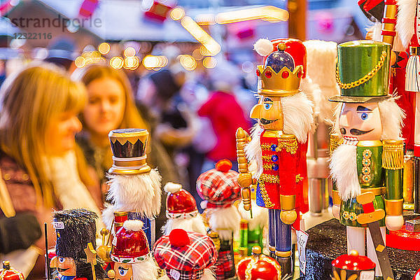 Holzsoldaten am Weihnachtsmarktstand auf dem Weihnachtsmarkt  Millennium Square  Leeds  Yorkshire  England  Vereinigtes Königreich  Europa