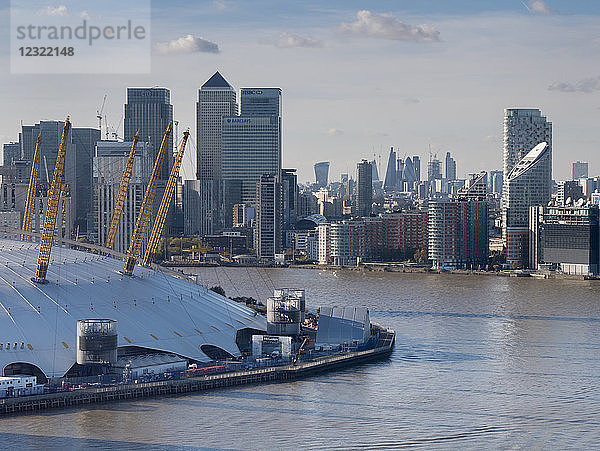 Canary Wharf und O2 von der Emirates-Seilbahn aus  Docklands  London  England  Vereinigtes Königreich  Europa