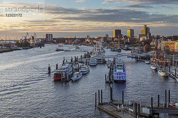 Blick von der Elbphilharmonie über den Hamburger Hafen bei Sonnenuntergang  Hamburg  Deutschland  Europa