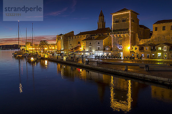 Die Altstadt von Trogir in der Abenddämmerung  UNESCO-Weltkulturerbe  Kroatien  Europa