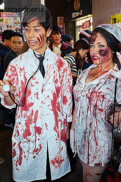 Ärzte und Krankenschwestern in Zombiekostümen bei den Halloween-Feierlichkeiten in Shibuya  Tokio  Japan  Asien