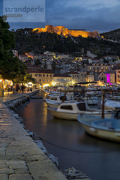 Der Hafen von Hvar Stadt und die Spanische Festung in der Abenddämmerung  Hvar  Kroatien  Europa