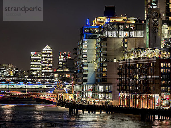 Blick auf Canary Wharf  Themse und Blackfriars Bridge  London  England  Vereinigtes Königreich  Europa