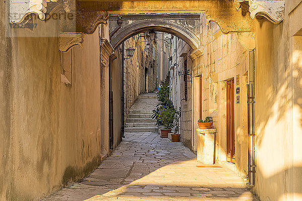 Enge Straße in der Altstadt von Korcula im ersten Sonnenlicht  Korcula  Kroatien  Europa
