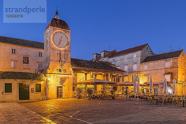 Uhrenturm der Stadtloggia von Trogir in der Morgendämmerung  Kroatien  Europa