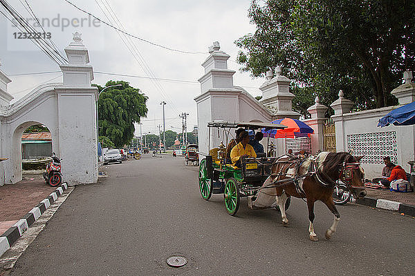 Pferd und Wagen in den Straßen von Yogyakarta  Java  Indonesien  Südostasien  Asien
