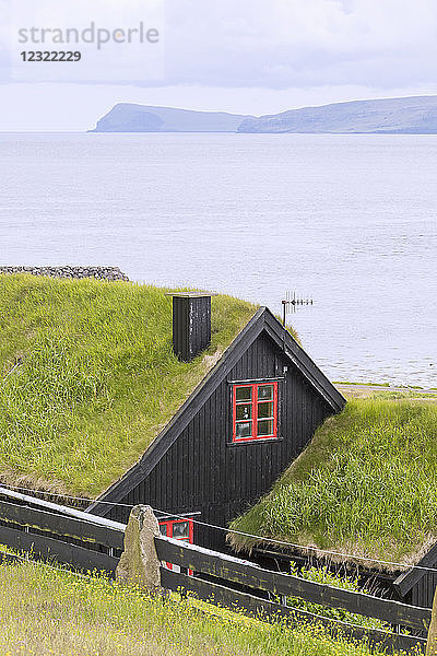 Traditionelle Häuser mit Grasdach  Kirkjubour  Insel Streymoy  Färöer Inseln  Dänemark  Europa