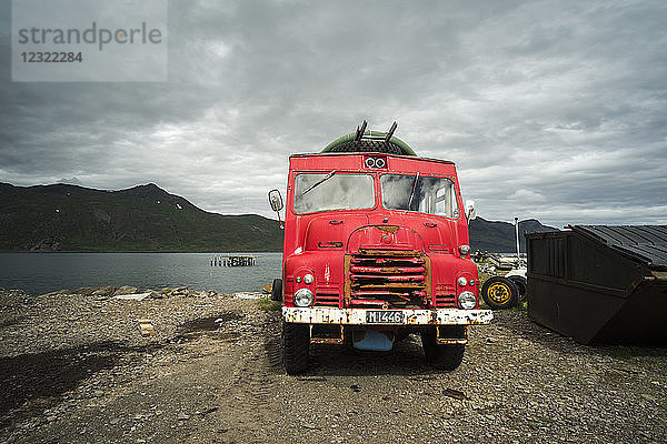 Altes Feuerwehrauto  Djupavik  Strandir-Küste  Westfjorde  Island  Polarregionen