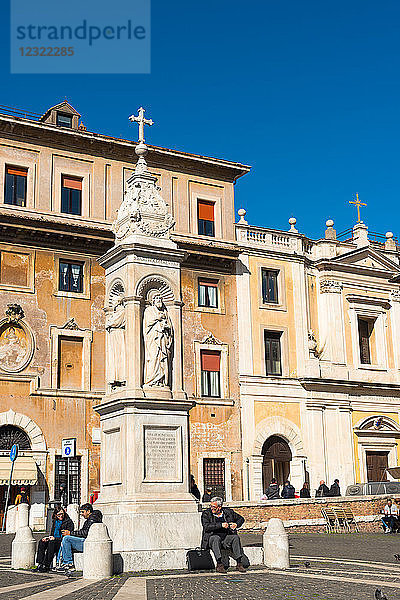Piazza San Bartolomeo all'Isola (St. Bartholomäus) auf der Insel Tiberina mit einem Schrein  der 1869 von Papst Pius IX. in Auftrag gegeben wurde  Rom  Latium  Italien  Europa