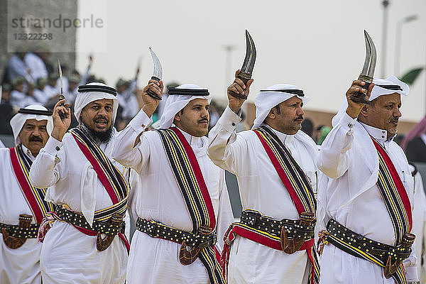 Traditionell gekleidete einheimische Stammesangehörige tanzen auf dem Al Janadriyah Festival  Riad  Saudi-Arabien  Naher Osten
