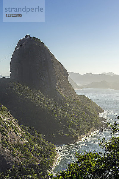 Der Zuckerhut vom Hügel Babilonia (Morro da Babilonia) aus gesehen  Rio de Janeiro  Brasilien  Südamerika