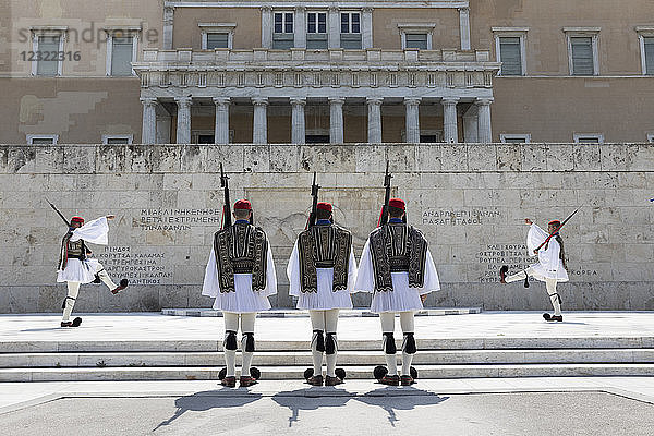 Wachablösung am Grabmal des Unbekannten Soldaten auf dem Syntagma-Platz  Athen  Griechenland  Europa
