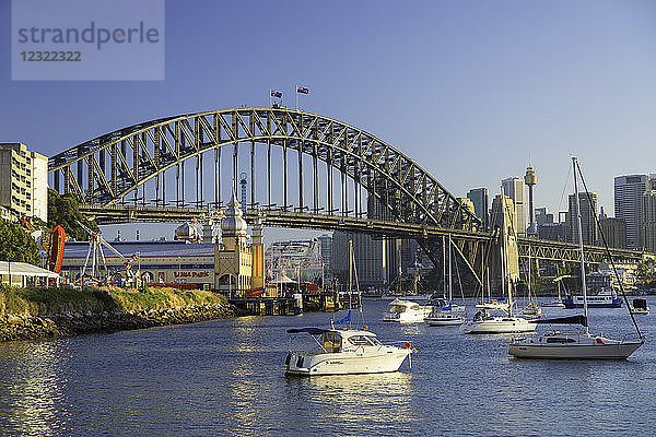 Sydney Harbour Bridge von Lavender Bay  Sydney  New South Wales  Australien  Pazifik