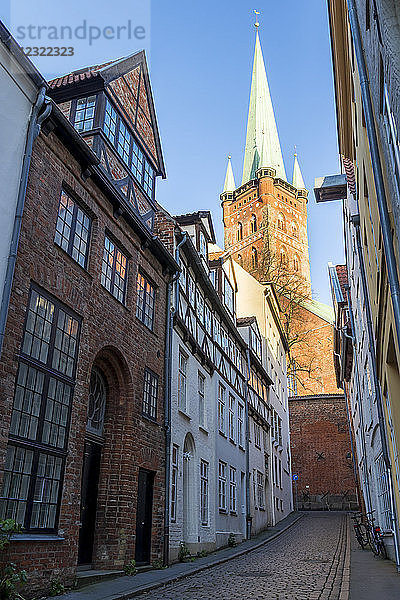 Kleine Gasse in der Lübecker Altstadt mit Blick auf die St. Petri Kirche  Lübeck  Schleswig-Holstein  Deutschland  Europa