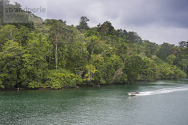 Kleines Boot auf einem Fluss im Dschungel der Inseln Manus oder Admirality  Papua-Neuguinea