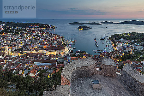 Blick von der Spanischen Festung auf die Stadt Hvar in der Abenddämmerung  Hvar  Kroatien  Europa