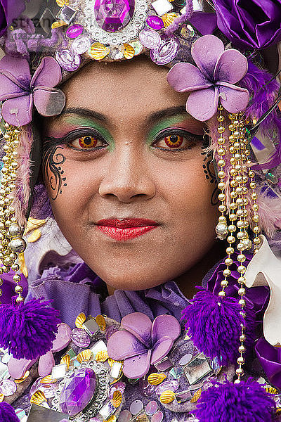 Indonesische Frau im Karnevalskostüm bei der Feier des 101. Jahrestages von Malan  Malang  Ost-Java  Indonesien  Südostasien  Asien