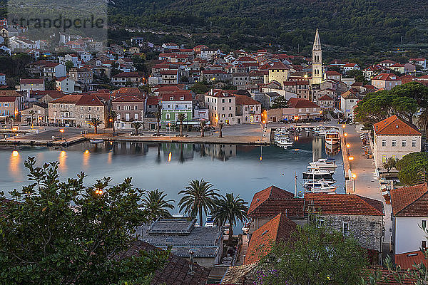 Blick über die Altstadt von Jelsa auf der Insel Hvar  Kroatien  Europa