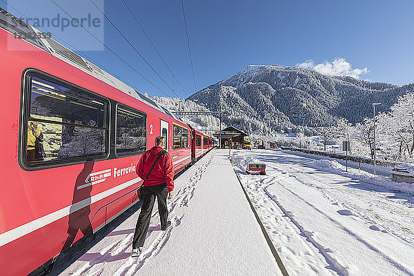 Bernina Express Zug am Bahnhof Filisur  Albulatal  Kanton Graubünden  Schweiz  Europa