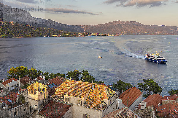 Blick vom Glockenturm der Kathedrale in der Altstadt von Korcula über die Bucht  Korcula  Kroatien  Europa