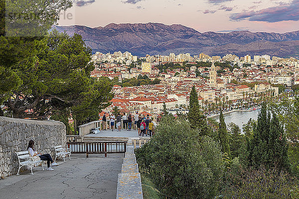Blick vom Marjan-Hügel über die Altstadt von Split in der Abenddämmerung  Split  Kroatien  Europa