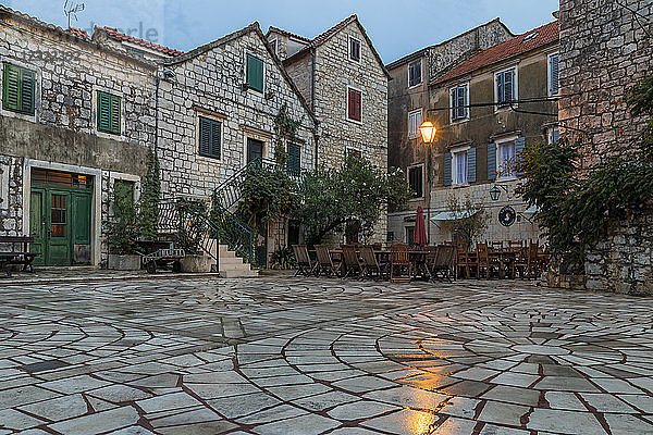 Kleiner Platz in der Altstadt von Stari Grad  Insel Hvar  Kroatien  Europa