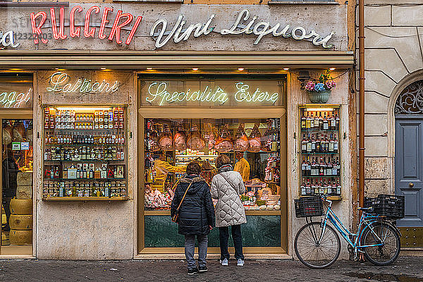 Schaufenster eines Lebensmittelgeschäfts auf dem Campo de Fiori  Rom  Latium  Italien  Europa