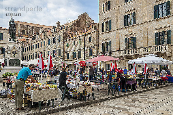 Lokaler Markt auf einem kleinen Platz in der Altstadt von Dubrovnik  Kroatien  Europa
