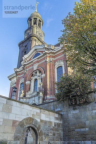 St. Michaelis Kirche im ersten Sonnenlicht  Hamburg  Deutschland  Europa