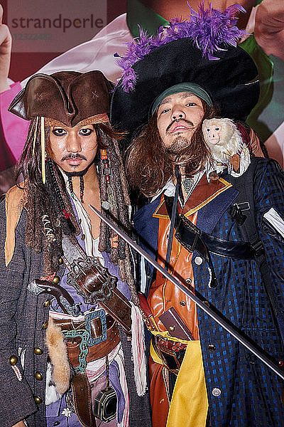 Japanische Männer als Captain Jack Sparrow und Captain Barbossa aus Fluch der Karibik verkleidet an Halloween in Shibuya  Tokio  Japan  Asien