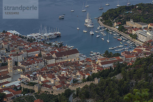 Blick aus der Vogelperspektive auf den Hafen und die Altstadt von Hvar Stadt in der Morgendämmerung  Kroatien  Europa