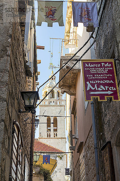 Enge Gasse in der Altstadt von Korcula Stadt mit Blick auf die Markuskathedrale  Korcula  Kroatien  Europa