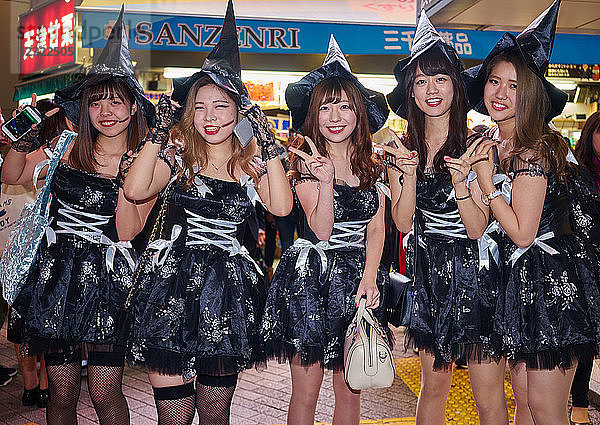 Eine Gruppe junger japanischer Mädchen als Hexen verkleidet bei den Halloween-Feierlichkeiten in Shibuya  Tokio  Japan  Asien