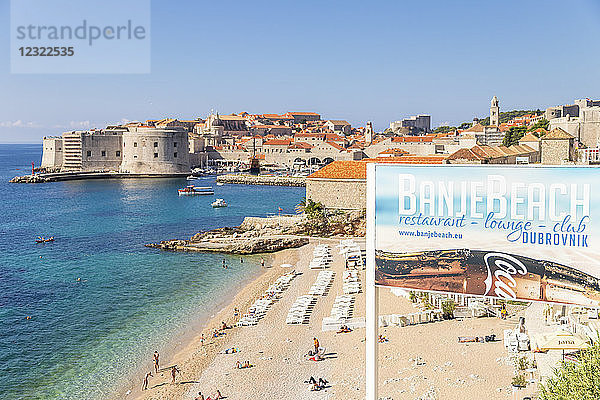 Blick auf den Strand Banje und die Altstadt von Dubrovnik im Hintergrund  Dubrovnik  Kroatien  Europa