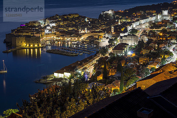 Blick aus der Vogelperspektive auf die Altstadt von Dubrovnik in der Abenddämmerung  Kroatien  Europa